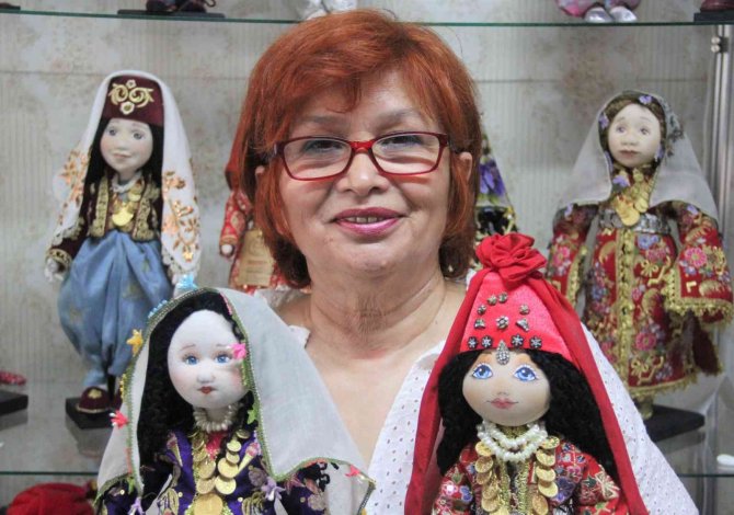Geleneksel Kıyafetlerle Süslenen Bebekler