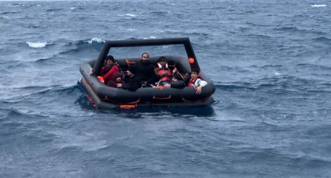 Ölüme Terk Edilen 46 Düzensiz Göçmen Kurtarıldı