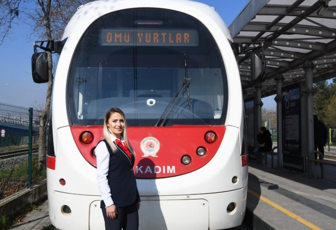 Tramvaylar Kadın Vatmanlara Emanet: Her Gün 10 Binlerce Yolcu Taşıyorlar