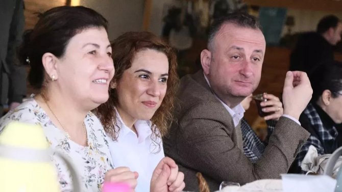 Barış Ayhan’dan Kadın Çalışanlara Jest