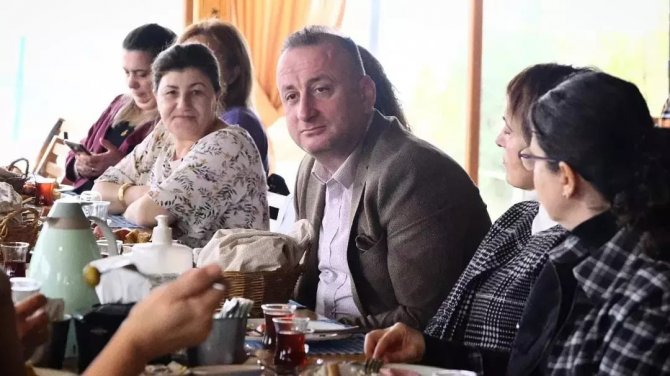 Barış Ayhan’dan Kadın Çalışanlara Jest