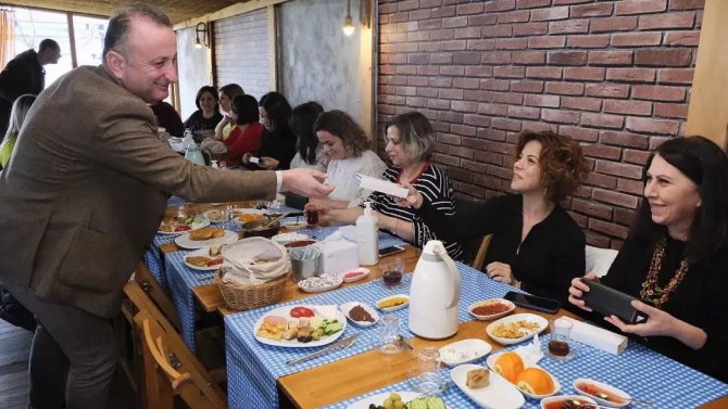 Barış Ayhan’dan Kadın Çalışanlara Jest