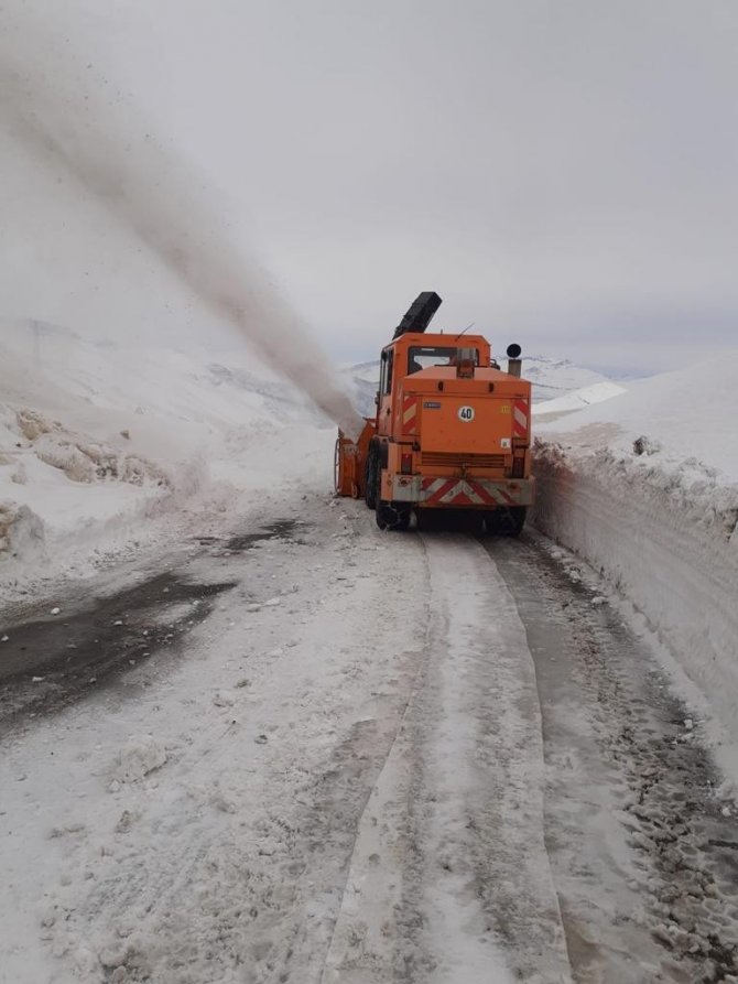 Uludere-uzungeçit’e Çığ Düştü, Yol Saatler Sonra Ulaşıma Açıldı