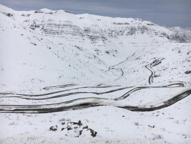 Uludere-uzungeçit’e Çığ Düştü, Yol Saatler Sonra Ulaşıma Açıldı