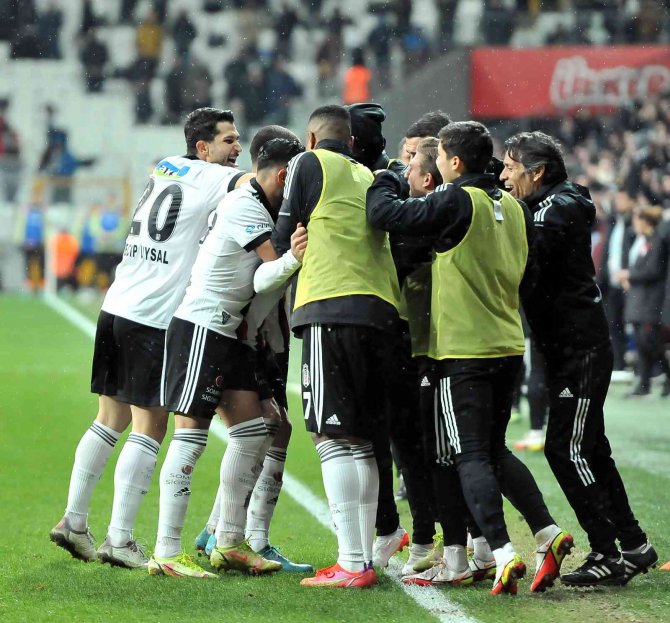 Spor Toto Süper Lig: Beşiktaş: 2 - Medipol Başakşehir: 2 (Maç Sonucu)