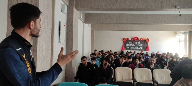 Van’da Öğrenciler İnternet Kullanımı Konusunda Bilgilendirildi