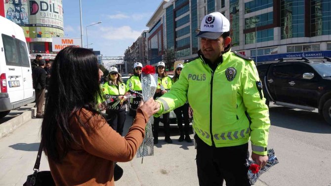 Van Polisinden Kadın Sürücülere Sürpriz