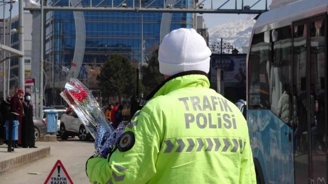 Van Polisinden Kadın Sürücülere Sürpriz