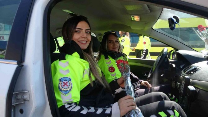 Van Polisinden Kadın Sürücülere Sürpriz