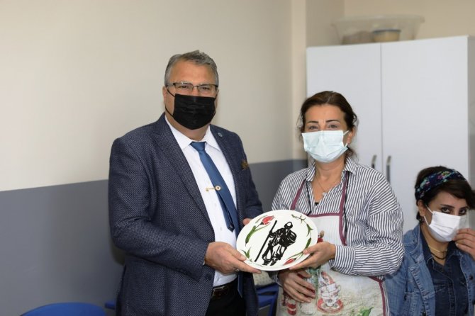 Yunusemre’de On Binlerce Kadın Bu Kurslarla Sosyalleşti