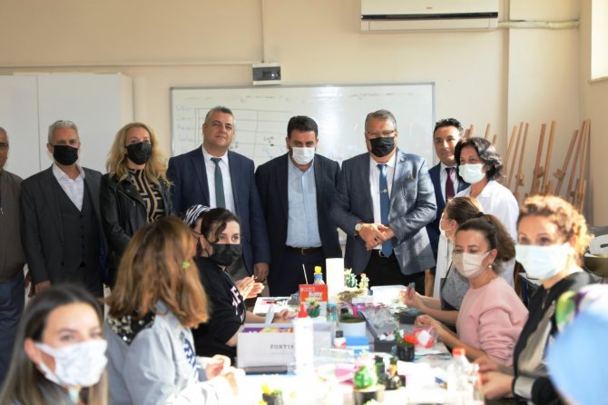 Yunusemre’de On Binlerce Kadın Bu Kurslarla Sosyalleşti