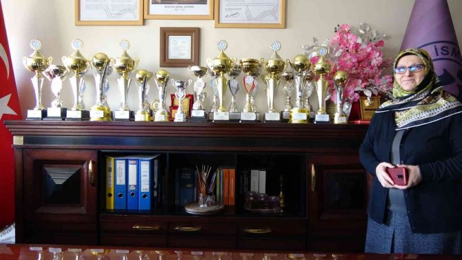 28 Şubat Mağduru Ayten Hoca, Yüksekova’nın En Başarılı Müdiresi Oldu