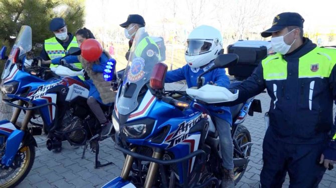 Öğrenciler Jandarmadan Hem Eğitim Aldı Hem Eğlendi