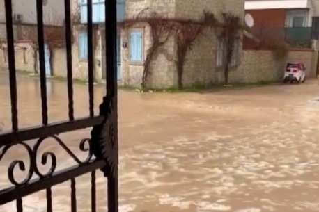 Ünlü Tatil Merkezi Çeşme’de Yağmur Ve Dolu Hayatı Felç Etti