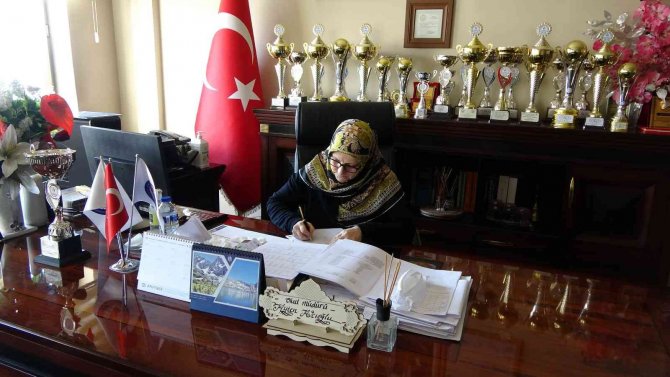 28 Şubat Mağduru Ayten Hoca, Yüksekova’nın En Başarılı Müdiresi Oldu
