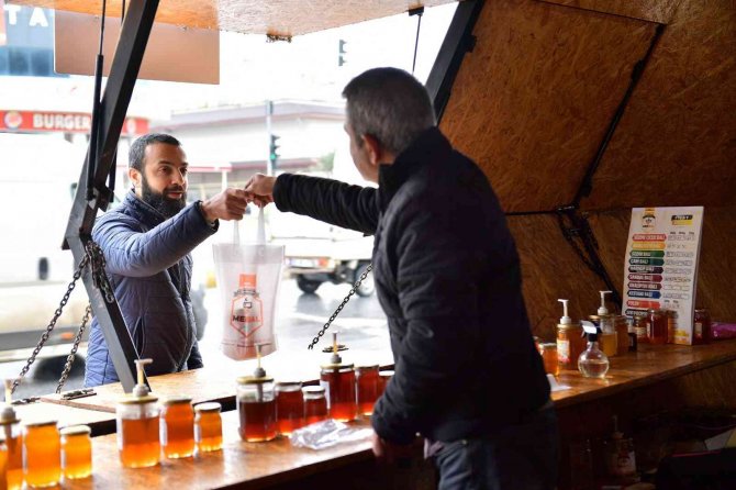 Bal Evinde Ayda 1 Ton Bal Satılıyor