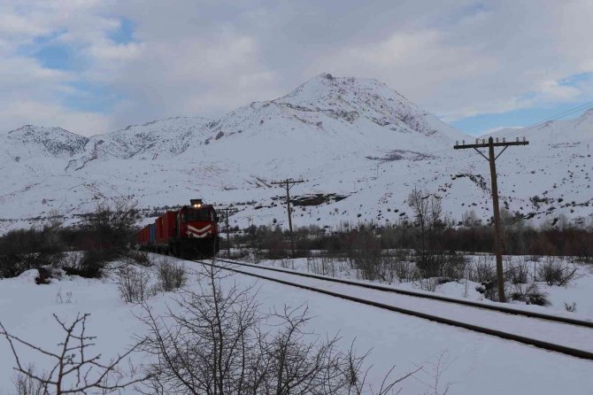 Erzincan’ın Yüksek Rakımlı Geçit Noktalarında Kar, Tipi Etkili Oldu