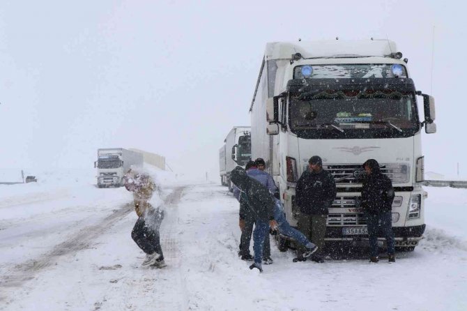 Erzincan’ın Yüksek Rakımlı Geçit Noktalarında Kar, Tipi Etkili Oldu