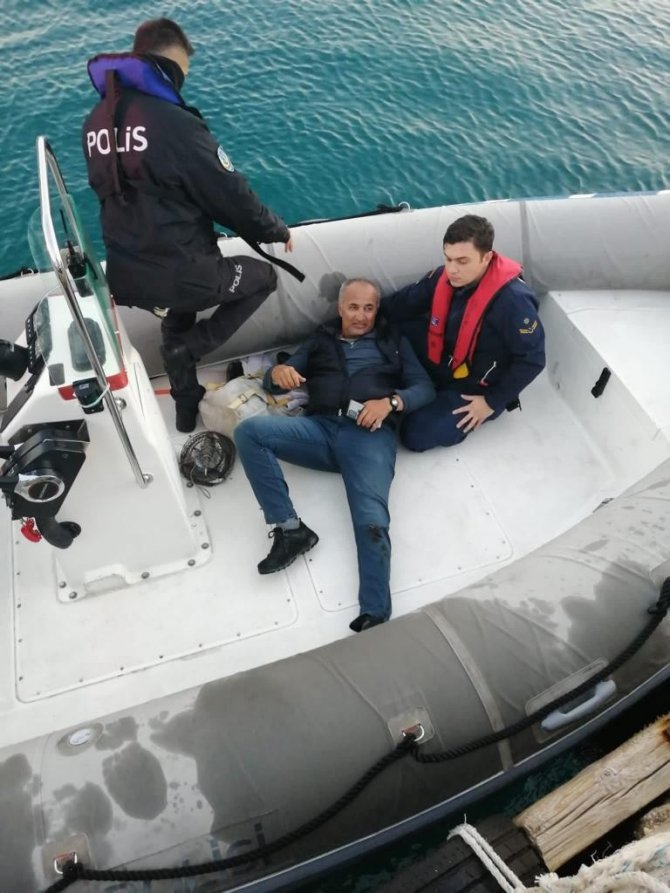 Balık Avlarken Falezlerde Mahsur Kalan Amatör Balıkçı İçin Kurtarma Operasyonu