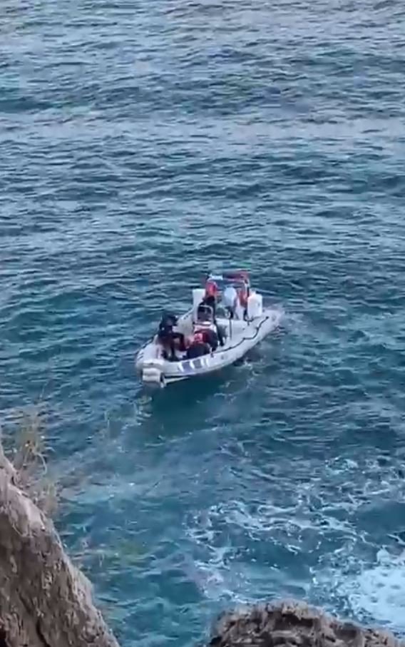 Balık Avlarken Falezlerde Mahsur Kalan Amatör Balıkçı İçin Kurtarma Operasyonu