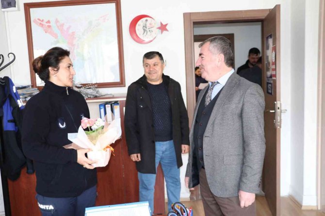 Başkandan Kadın Çalışanlara Çiçek
