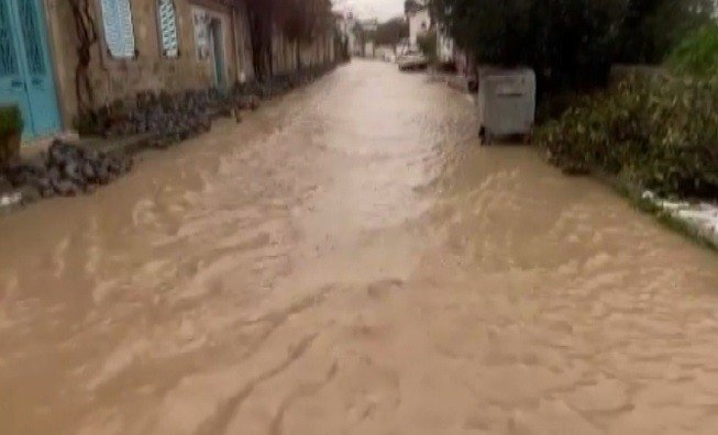 Ünlü Tatil Merkezi Çeşme’de Yağmur Ve Dolu Hayatı Felç Etti