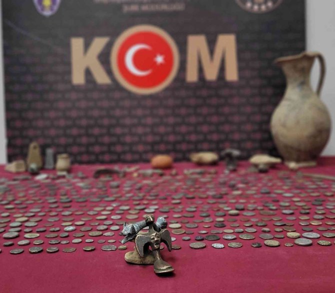 İ̇zmir’de 631 Adet Tarihi Eser Ele Geçirildi