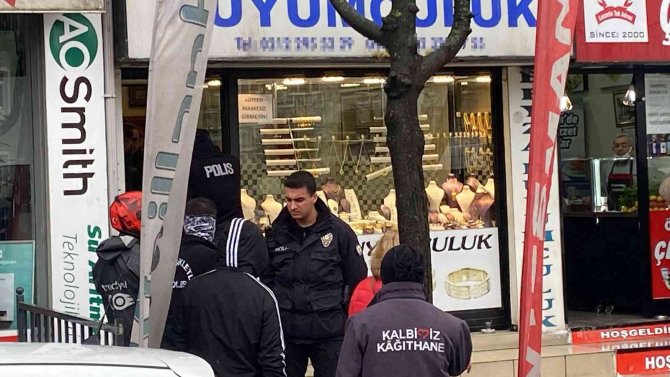 Kağıthane’de Araçla Gelen 4 Maskeli Soyguncu, Otomatik Silahlarla Cadde Üzerindeki Bir Kuyumcuya Girerek Yaklaşık 1 Milyon Lira Değerinde Ziynet Eşyası Çaldı. Polis Ekipleri Kaçarken Havaya Ateş Açan Saldırganların Peşine Dü