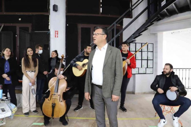Kadın İşçilere Müzik Korosu Eşliğinde Sürpriz Kutlama