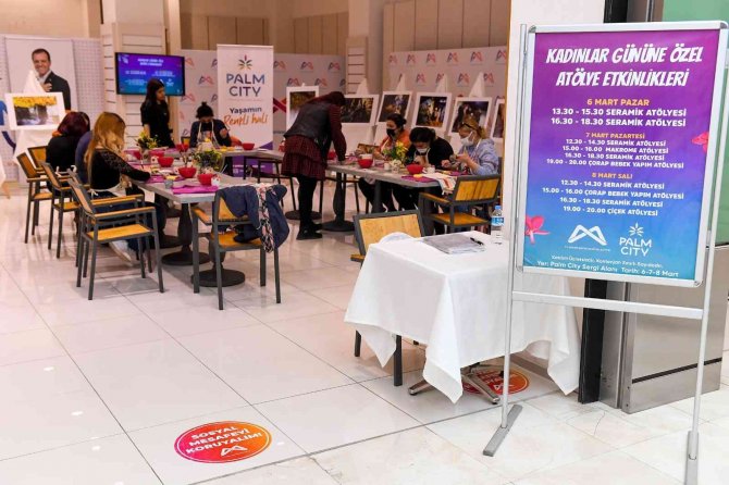Atölye Çalışmasına Katılan Kadınlar Hem Eğleniyor Hem Öğreniyor