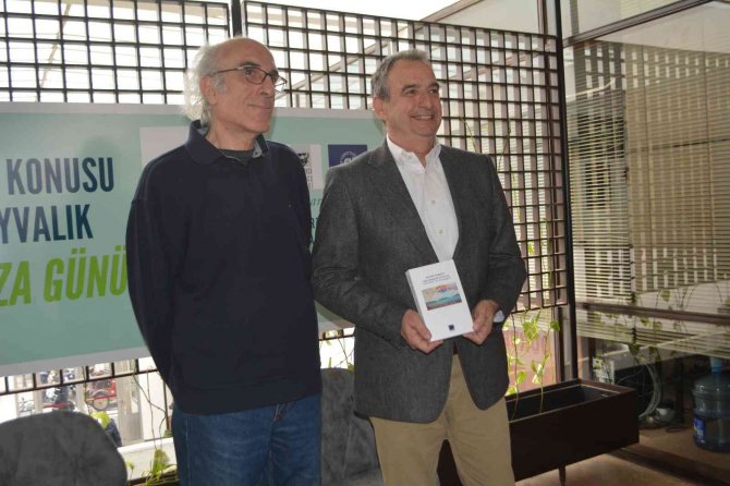 Ayvalık’ta Eski Belediye Başkanı Gençer’den Son 300 Yıla Işık Tutan Kitap