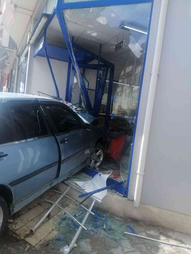 Samsun’da Otomobil Markete Girdi: 2 Yaralı