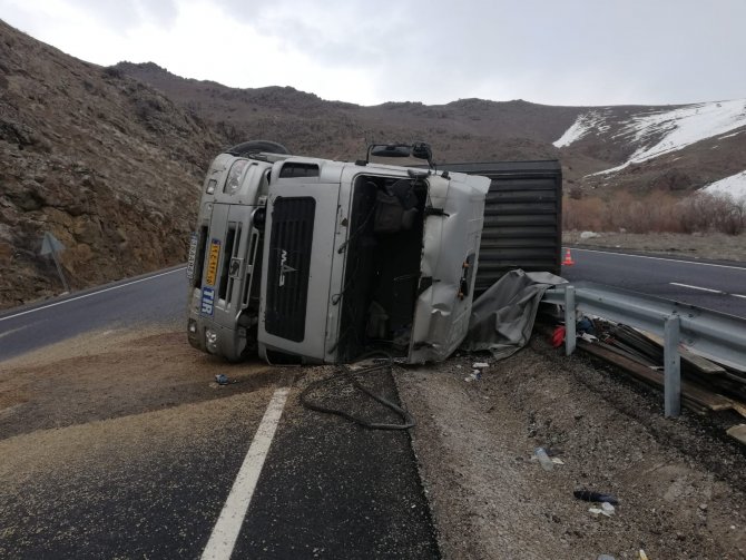 Tercan’da Tır Devrildi: 1 Yaralı