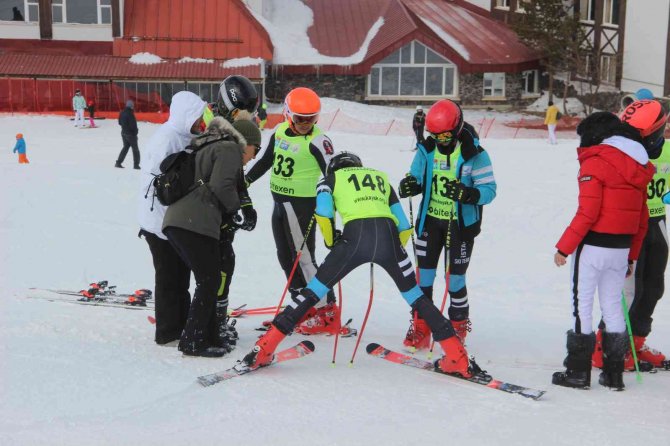 Palandöken’de Sporcular Kıyasıya Mücadele Etti