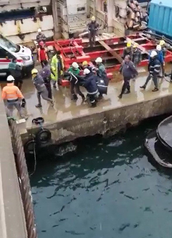 Tersanede İskeleden Denize Düşen İşçi Hayatını Kaybetti