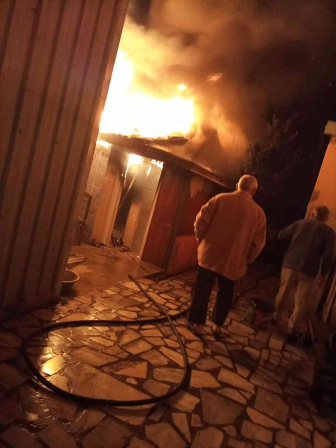 Altınova’da Müstakil Evde Korkutan Yangın