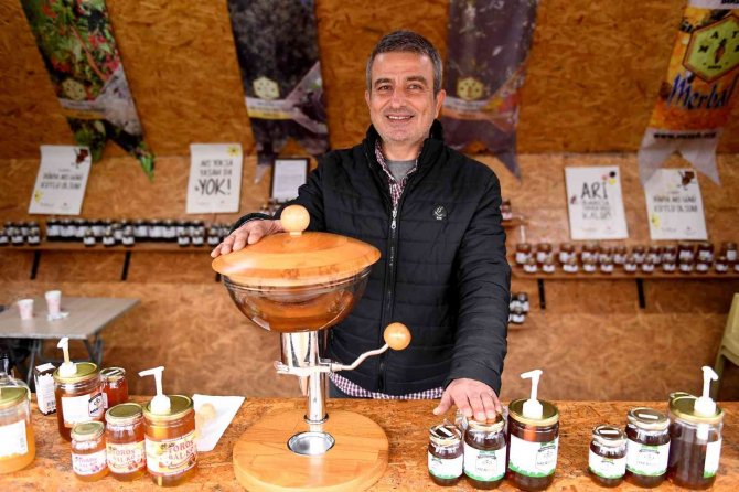 Bal Evinde Ayda 1 Ton Bal Satılıyor