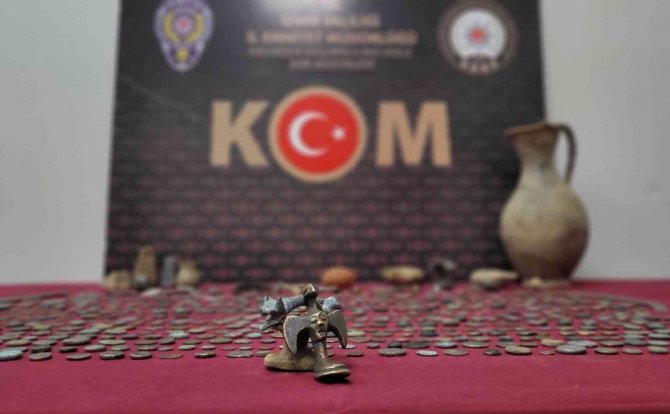 İ̇zmir’de 631 Adet Tarihi Eser Ele Geçirildi