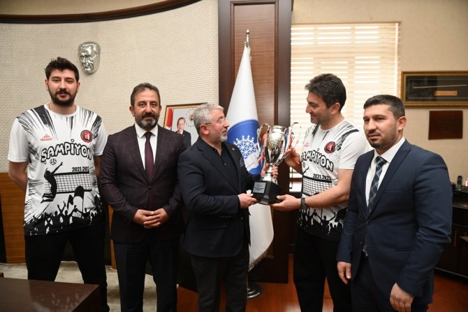 Şampiyonluk Kupası Başkan Aşgın’da