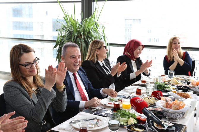 Başkan Böcek, Antalyalı Kadın Muhtarlarla Buluştu