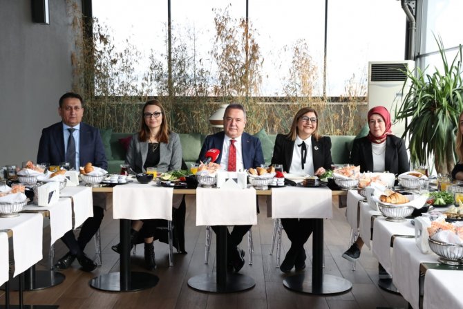 Başkan Böcek, Antalyalı Kadın Muhtarlarla Buluştu