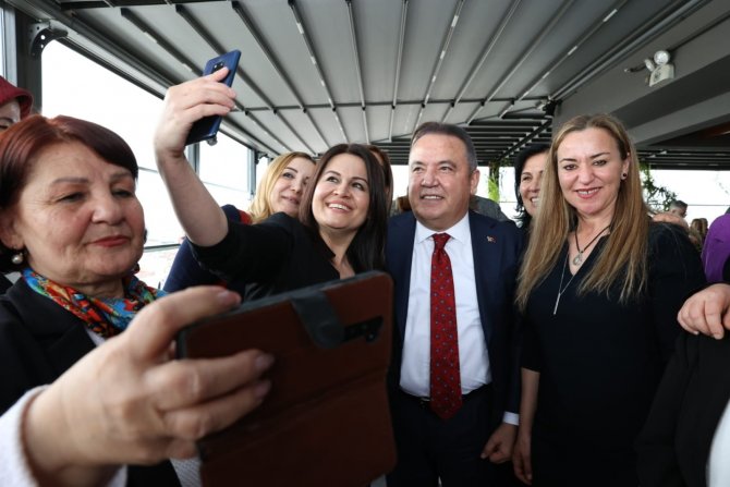 Başkan Böcek, Antalyalı Kadın Muhtarlarla Buluştu