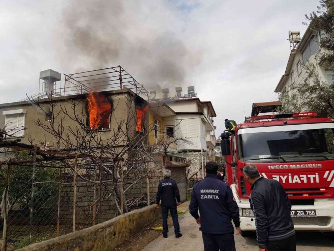 Küle Dönen Evin İçerisinden Zor Kurtulan Yaşlı Kadın, Yanan Paralarına Ağladı