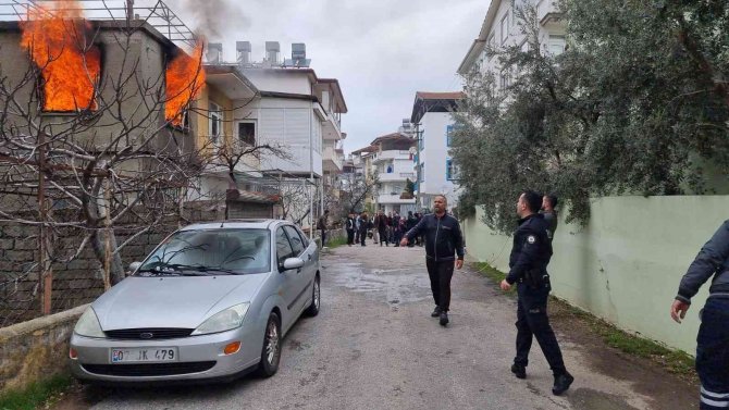 Küle Dönen Evin İçerisinden Zor Kurtulan Yaşlı Kadın, Yanan Paralarına Ağladı