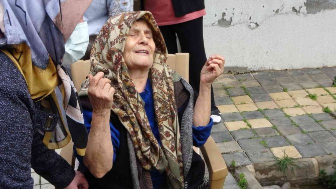 Küle Dönen Evin İçerisinden Zor Kurtulan Yaşlı Kadın, Yanan Paralarına Ağladı