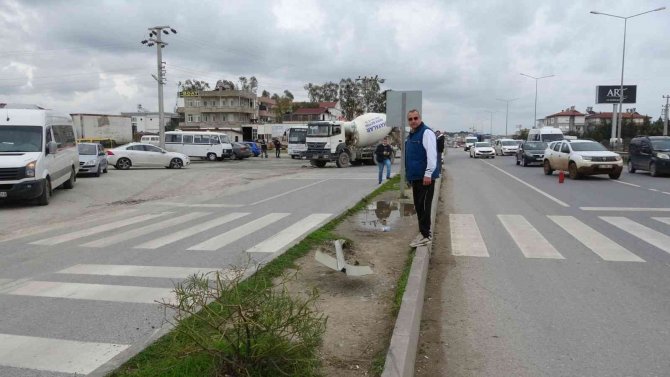 Mikser İle Okul Servisinin Çarpışma Anları Güvenlik Kamerasına Yansıdı