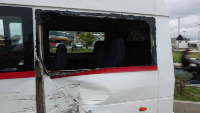 Mikser İle Okul Servisinin Çarpışma Anları Güvenlik Kamerasına Yansıdı