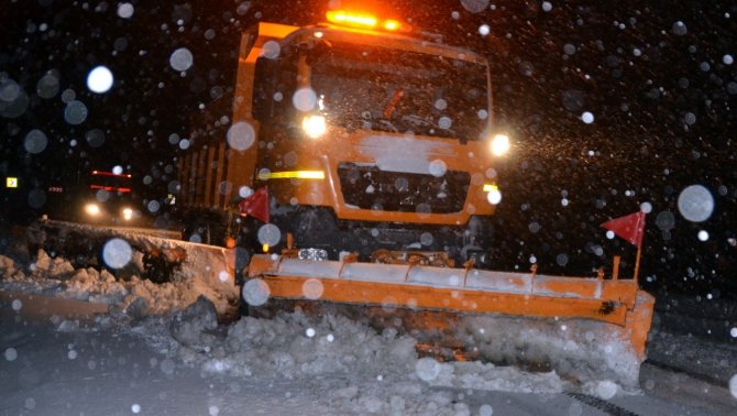 Antalya-konya Karayolu Yoğun Kar Ve Tipi Nedeniyle Tırların Geçişine Kapatıldı