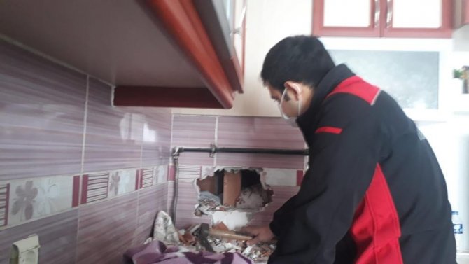 Bacaya Sıkışan Kediyi İtfaiye Ekipleri Kurtardı