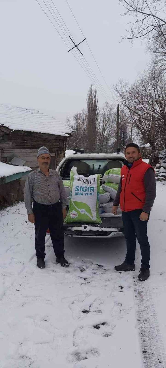 Köy Muhtarı Ekonomiye Katkı İçin 300 Yumurta Tavuğu Ve Besi Yemi Dağıttı